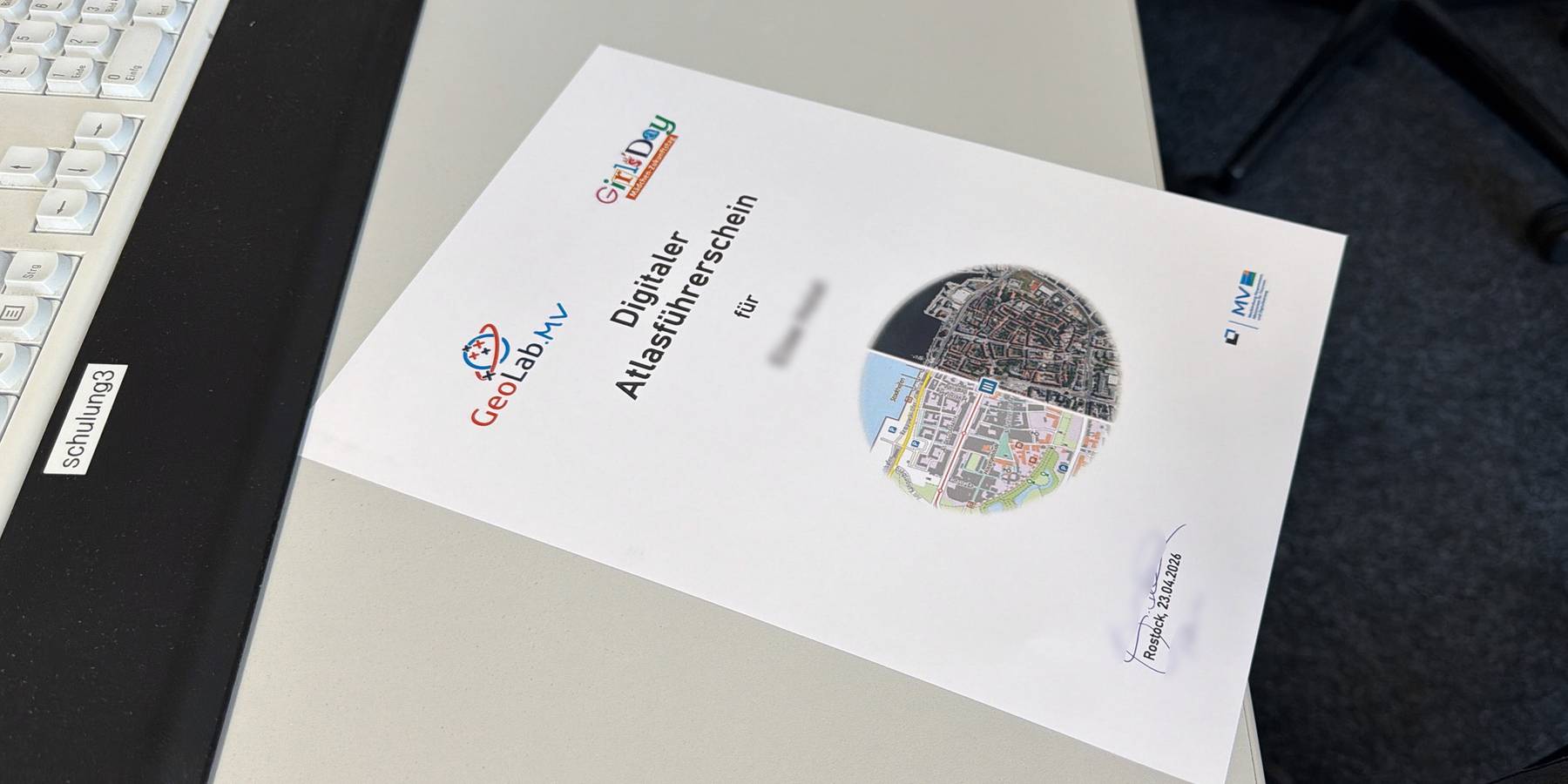 Ab jetzt Spezialistin! Den Digitalen Atlasführerschein vom GeoLab.MV haben die Schülerinnen nach Prüfung erhalten. © 2026 Christian Hoffmann (SBL-MV / Ministerium für Finanzen und Digitalisierung MV)