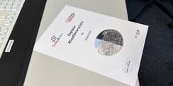 Ab jetzt Spezialistin! Den Digitalen Atlasführerschein vom GeoLab.MV haben die Schülerinnen nach Prüfung erhalten. © 2026 Christian Hoffmann (SBL-MV / Ministerium für Finanzen und Digitalisierung MV)