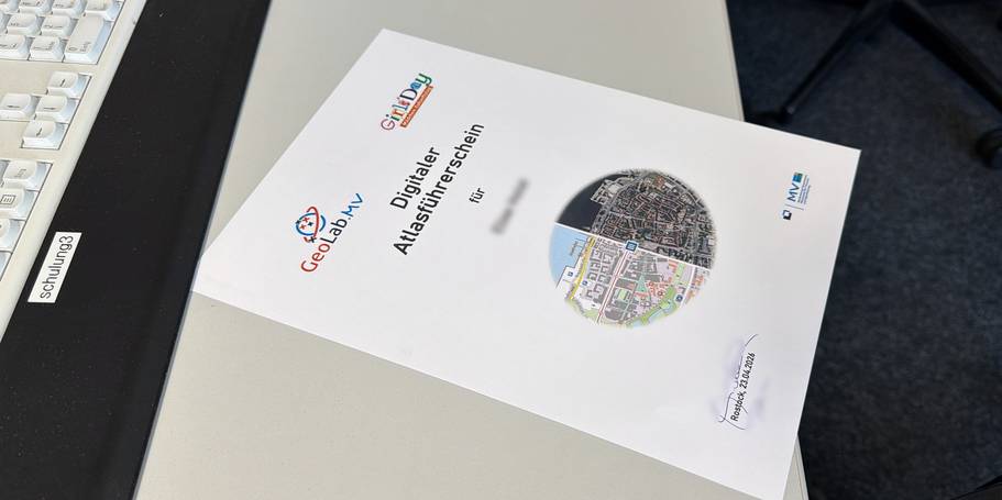 Ab jetzt Spezialistin! Den Digitalen Atlasführerschein vom GeoLab.MV haben die Schülerinnen nach Prüfung erhalten. © 2026 Christian Hoffmann (SBL-MV / Ministerium für Finanzen und Digitalisierung MV)