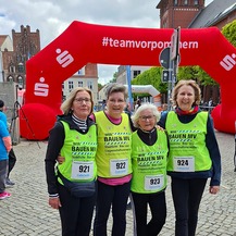 Team LandesBauBienen des SBL Greifswald mit den vier Walkerinnen vor dem Start: v.l.n.r. Heike Bauer-Plettenberg, Dorit Bendler, Sabine Koschinsky, Gunda Schwarz © 2026 A. Bauer