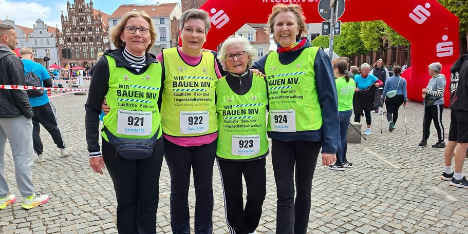 Team LandesBauBienen des SBL Greifswald mit den vier Walkerinnen vor dem Start: v.l.n.r. Heike Bauer-Plettenberg, Dorit Bendler, Sabine Koschinsky, Gunda Schwarz © 2026 A. Bauer