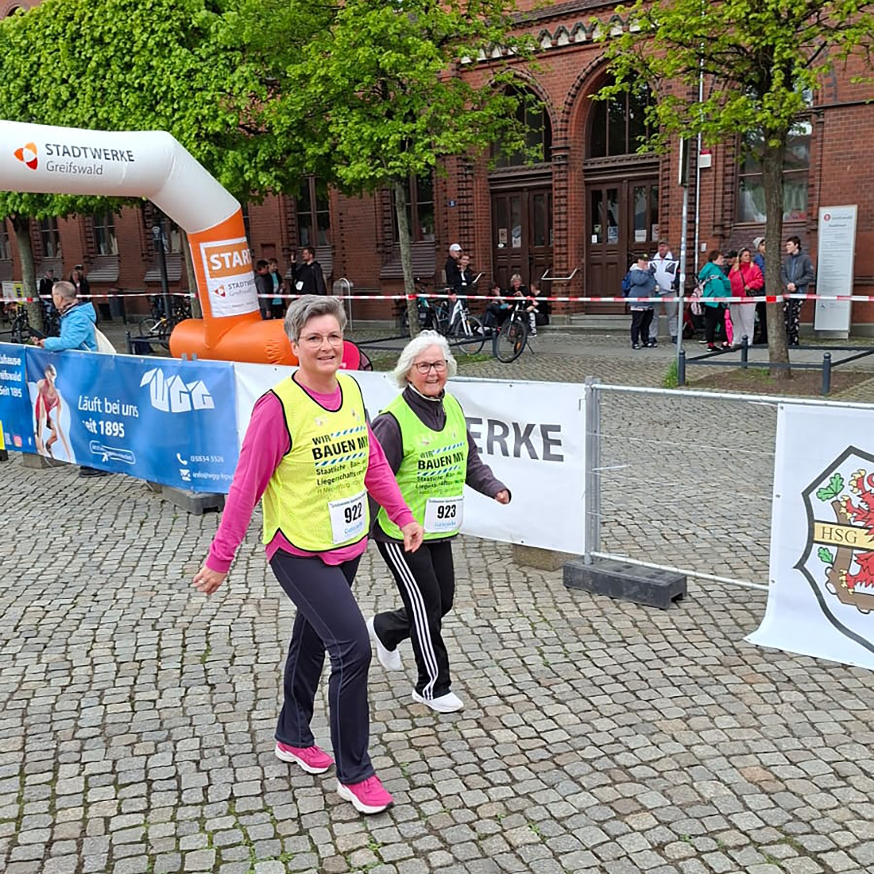 Zieleinlauf - die Walkerinnen Dorit Bendler und Sabine Koschinsky vom Team LandesBauBienen des SBL Greifswald © 2026 A. Bauer
