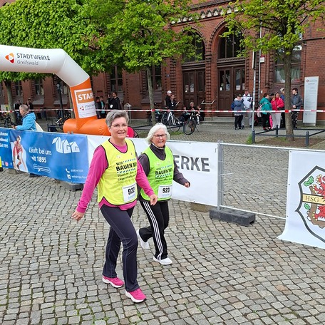 Zieleinlauf - die Walkerinnen Dorit Bendler und Sabine Koschinsky vom Team LandesBauBienen des SBL Greifswald © 2026 A. Bauer