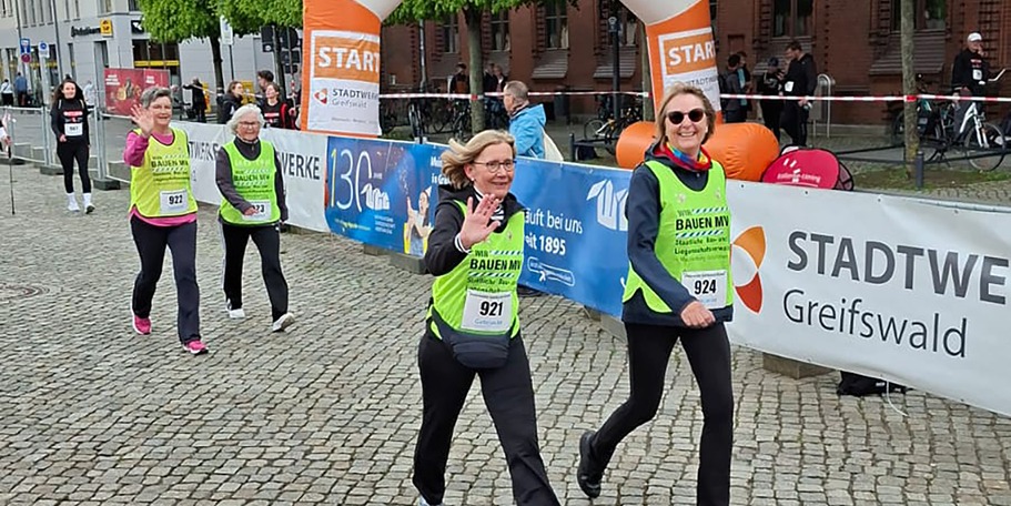 Die LandesBauBienen beim Zieleinlauf - 5 km Walking-Strecke liegt hinter dem Team des SBL Greifswald © 2026 A. Bauer