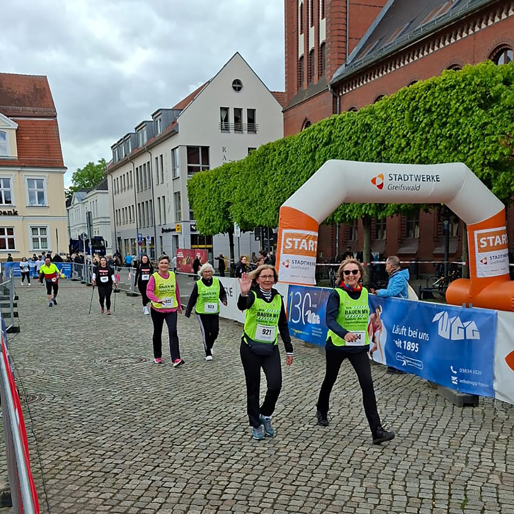Die LandesBauBienen beim Zieleinlauf - 5 km Walking-Strecke liegt hinter dem Team des SBL Greifswald © 2026 A. Bauer