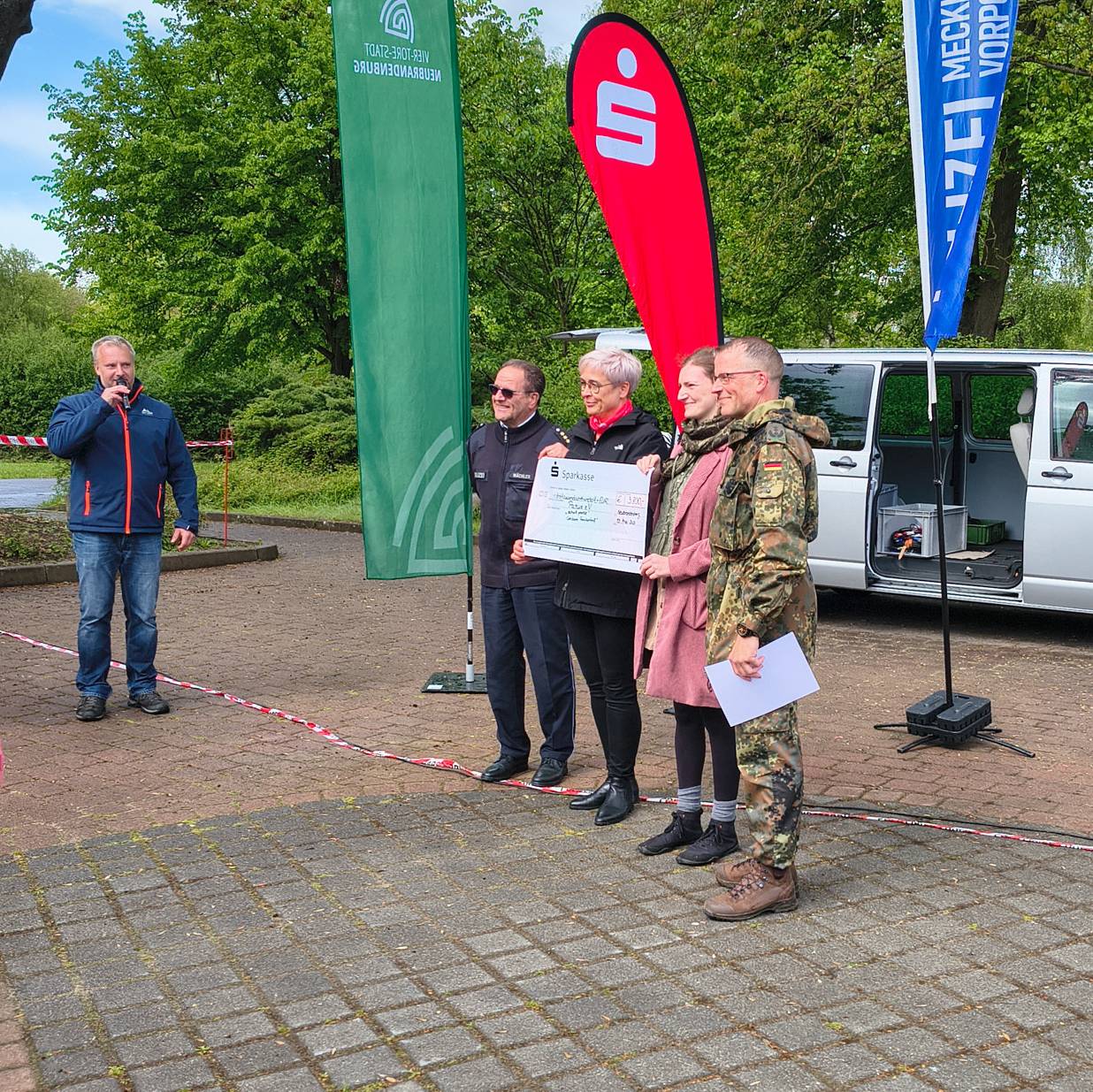 Siegerehrung des 4. Office-Charity-Runs Neubrandenburg bei Sonnenschein © 2026 SBL Neubrandenburg