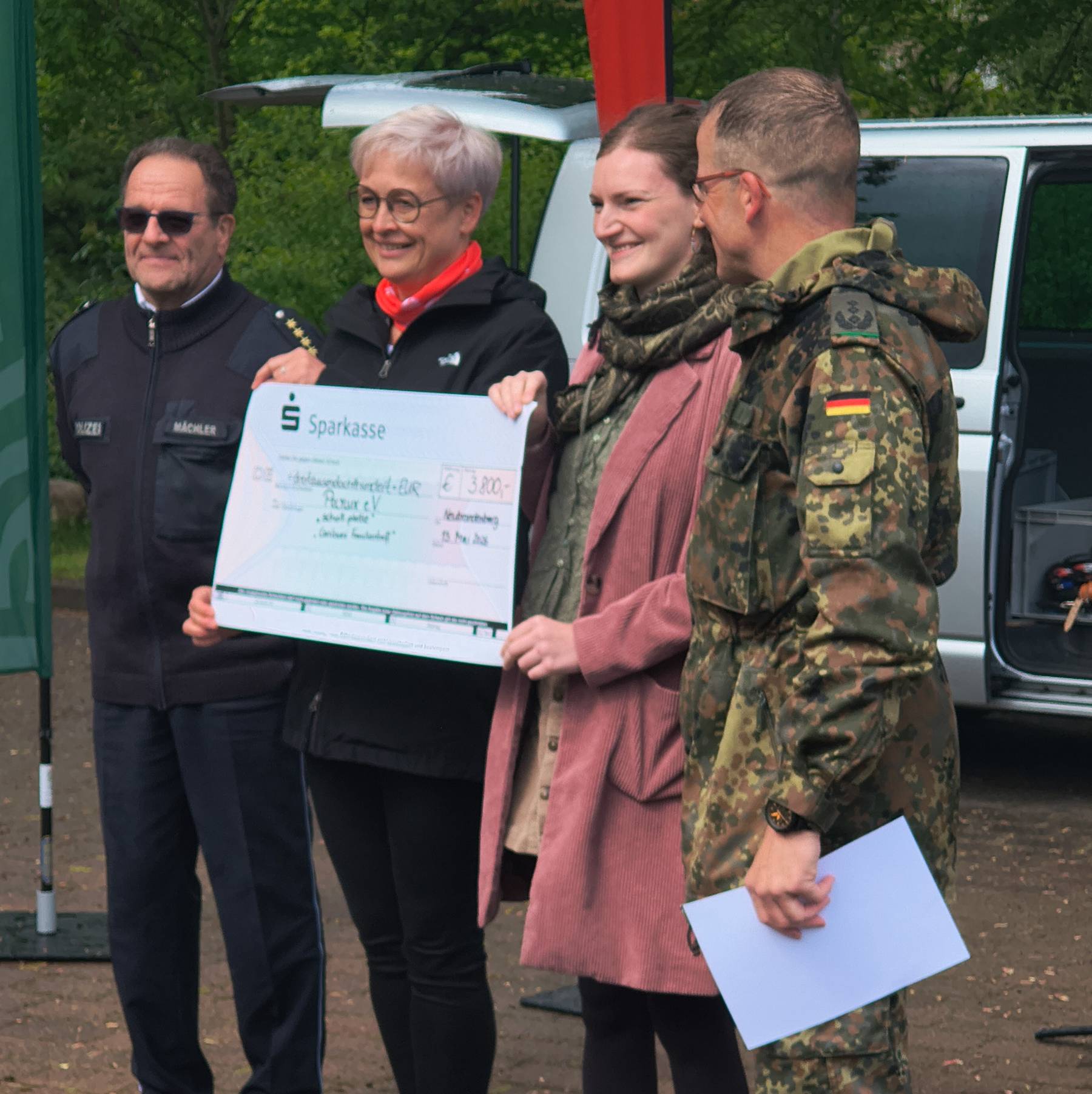 Siegerehrung des 4. Office-Charity-Runs Neubrandenburg bei Sonnenschein © 2026 SBL Neubrandenburg