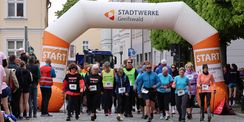 Am Start - unsere Walkerinnen sind Dank der grünen SBL-Westen gut zu erkennen © citylauf-greifswald.de