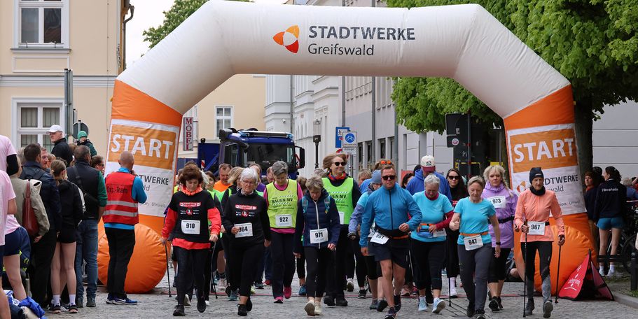 Am Start - unsere Walkerinnen sind Dank der grünen SBL-Westen gut zu erkennen © citylauf-greifswald.de