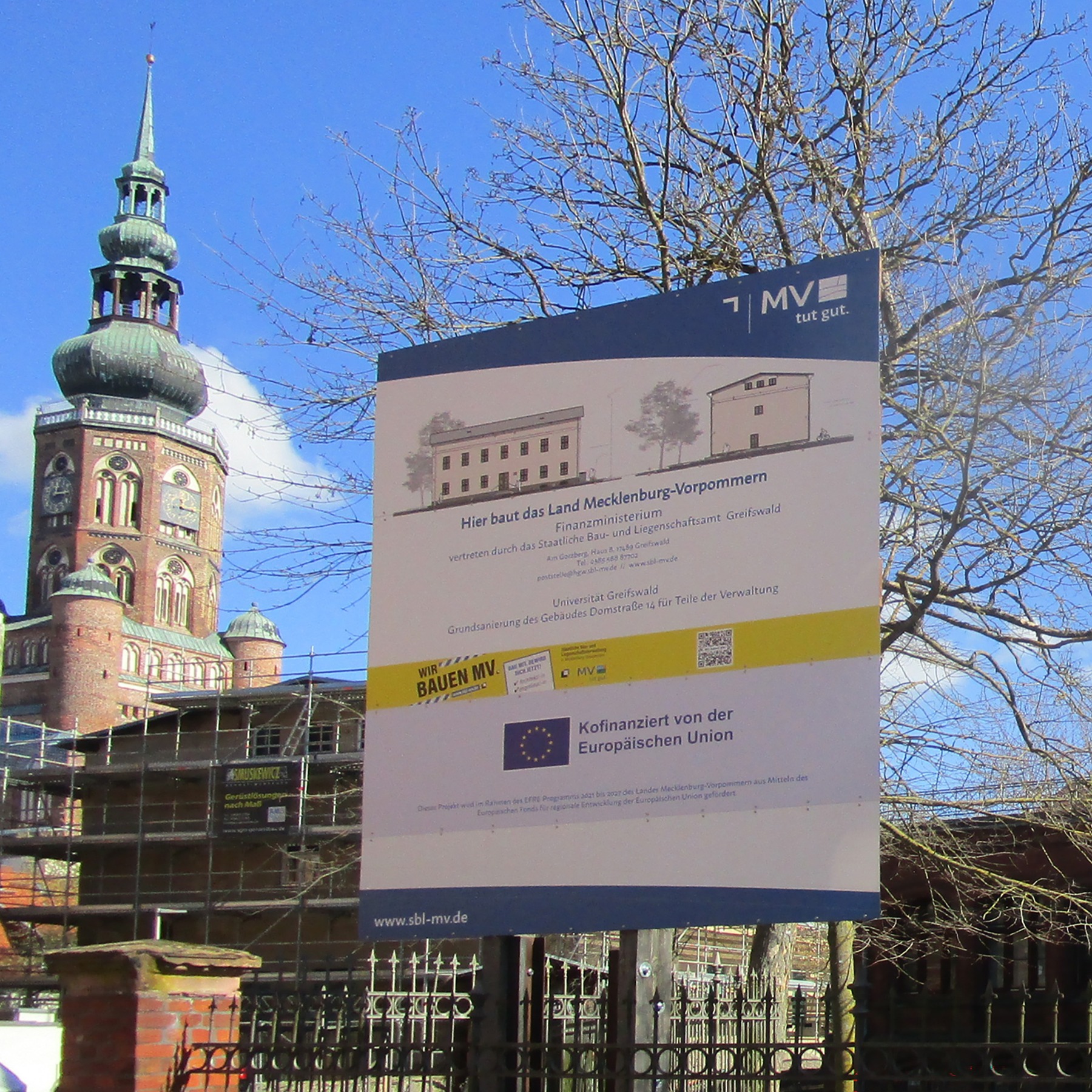 Bauschild mit öffentlichkeitswirksamen  Informationen zur Baumaßnahme und zur Förderung © 2026 SBL Greifswald