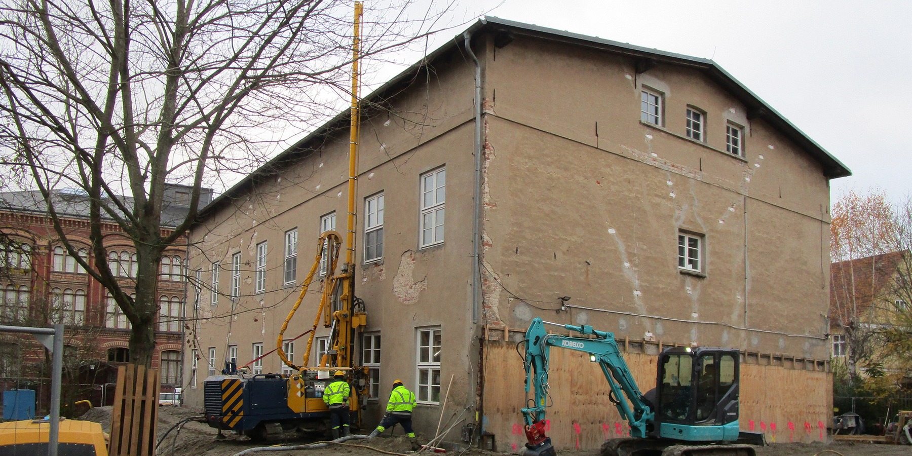 Bautenstand im November 2025 - Spezialtiefgründungsarbeiten (HDI-Verfahren) - Ostgiebel mit gesicherter Außenputzfläche - hier soll später der barocke Außenputz in einer Referenzfläche restauriert und konserviert werden © 2025 SBL Greifswald