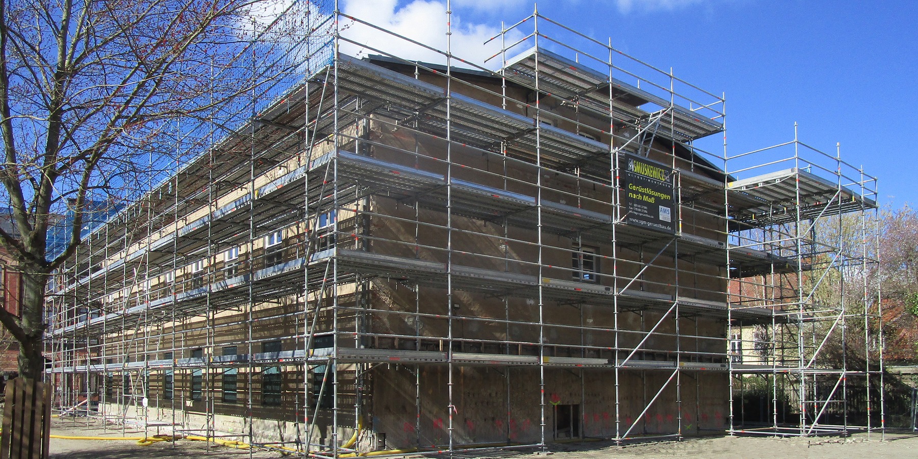 Bautenstand im April 2026 - nach Aufstellung des Fassadengerüstes kann die Einbringung von Edelstahlzugankern in die Außenwände als Ringanker zur Stabilisierung der Gebäudehülle erfolgen © 2026 SBL Greifswald