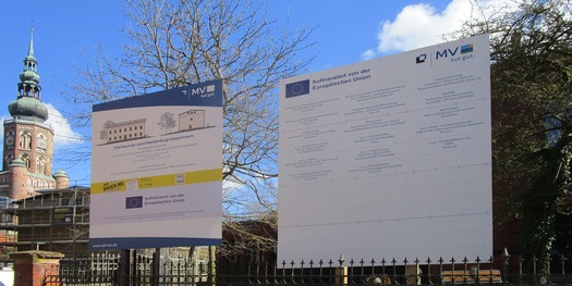 Bauschild mit öffentlichkeitswirksamen  Informationen zur Baumaßnahme und zur Förderung © 2026 SBL Greifswald