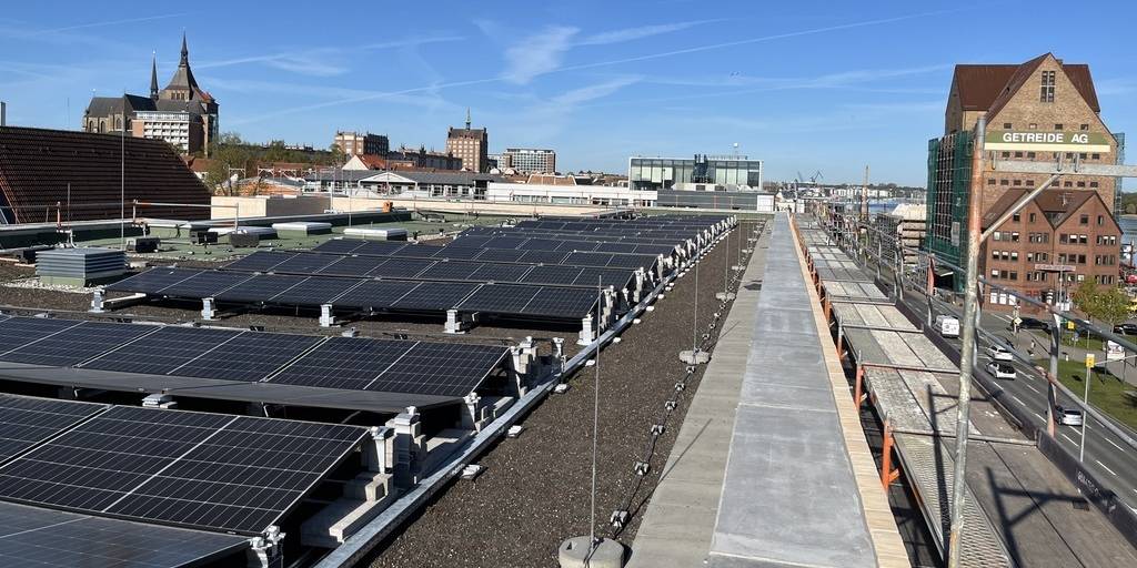 Photovoltaikanlage auf dem Dach - Marienkirche (links) und ehemaliger Speicher (rechts) im Hintergrund © 2026 Heike Wehrle SBL Rostock