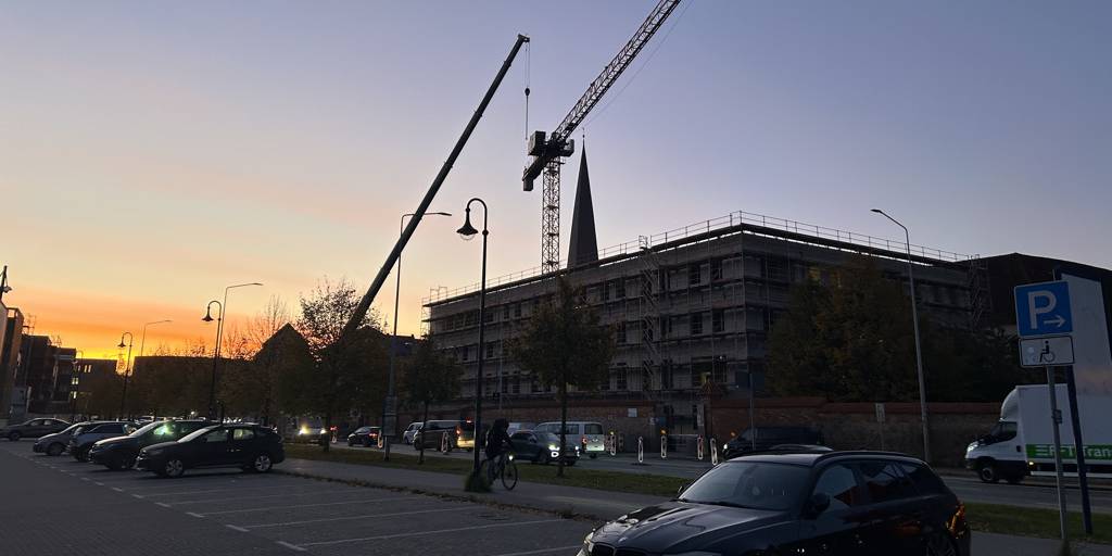 Baustelle am Abend © 2026 Heike Wehrle SBL Rostock