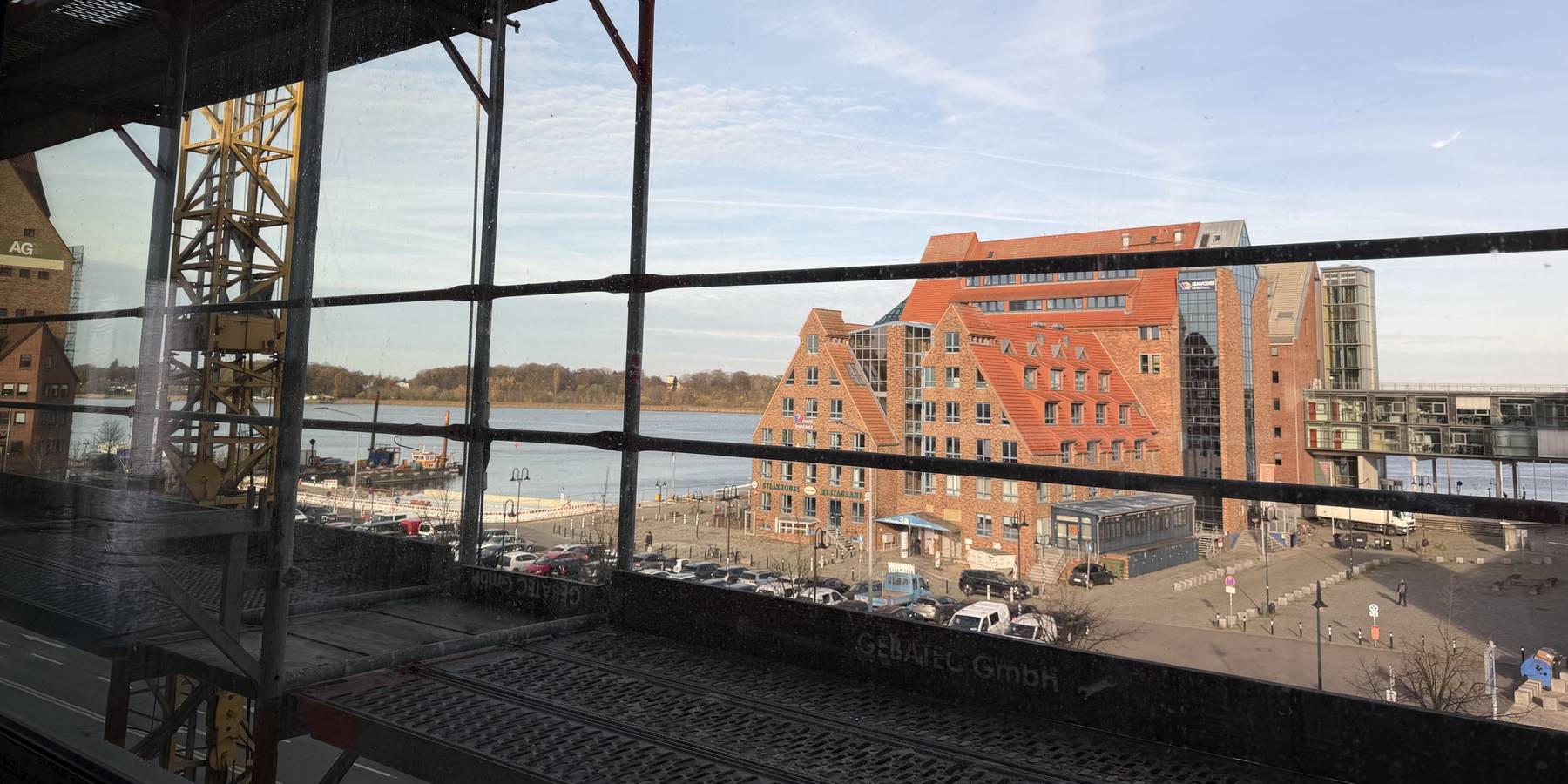 Blick aus dem Mensafenster auf das ehemalige Silo 4 und die Warnow © 2026 Heike Wehrle SBL Rostock