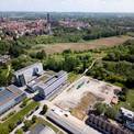 Blick auf das Baufeld (helle Fläche mittig/unten im Bild) © 2026 Christian Hoffmann (SBL-MV / Ministerium für Finanzen und Digitalisierung MV)