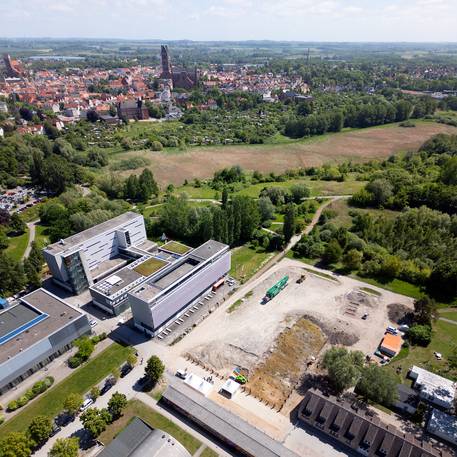 Blick auf das Baufeld (helle Fläche mittig/unten im Bild) © 2026 Christian Hoffmann (SBL-MV / Ministerium für Finanzen und Digitalisierung MV)