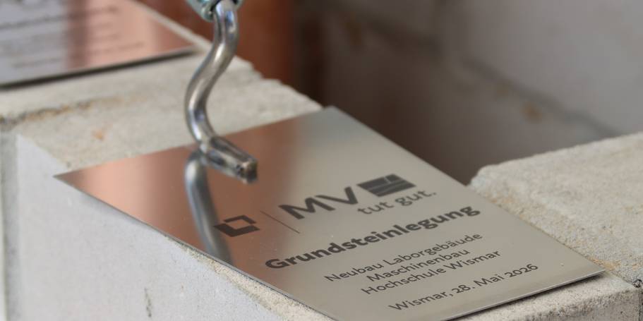 Es ist angerichtet: Die Maurerkelle für die Grundsteinlegung für den Neubau MVU am 28. Mai 2026 liegt bereit. © 2026 Christian Hoffmann (SBL-MV / Ministerium für Finanzen und Digitalisierung MV)