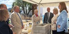 Im Gespräche (von links): Rektor Prof. Dr. Bodo Wiegand-Hoffmeister, Ministerpräsidentin Manuela Schwesing, Leister des SBL Schwerin Dr. Andreas Werner, Staatssekretärin im Ministerium für Finanzen und Digitalisierung MV Dr. Carola Voss und Wissenschaftsm © 2026 Christian Hoffmann (SBL-MV / Ministerium für Finanzen und Digitalisierung MV)