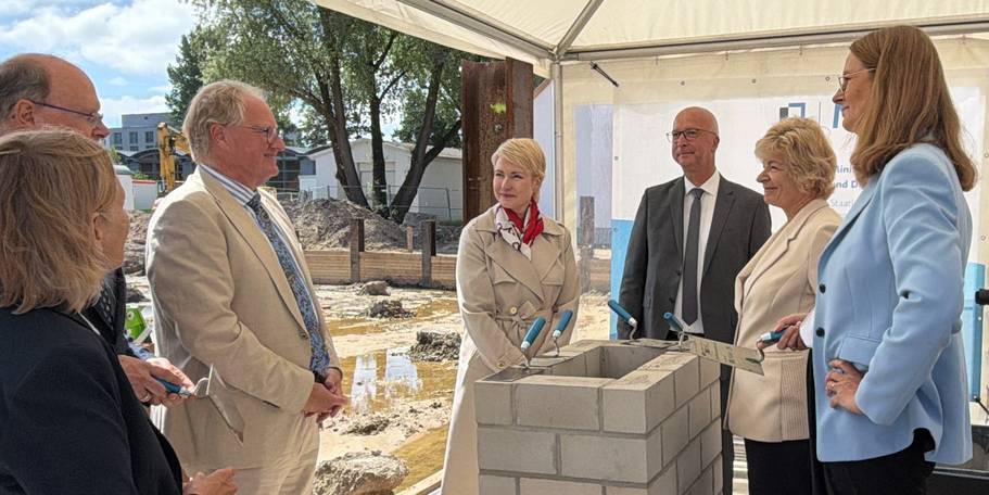 Im Gespräche (von links): Rektor Prof. Dr. Bodo Wiegand-Hoffmeister, Ministerpräsidentin Manuela Schwesing, Leister des SBL Schwerin Dr. Andreas Werner, Staatssekretärin im Ministerium für Finanzen und Digitalisierung MV Dr. Carola Voss und Wissenschaftsm © 2026 Christian Hoffmann (SBL-MV / Ministerium für Finanzen und Digitalisierung MV)