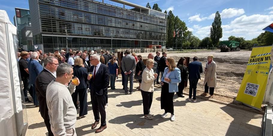 Nach getaner Arbeit: Gespräche nachdem der Grundstein gelegt wurde. © 2026 Christian Hoffmann (SBL-MV / Ministerium für Finanzen und Digitalisierung MV)