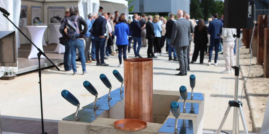 Kurz vor Beginn: Kartusche und Maurerkellen liegen bereit. © 2026 Christian Hoffmann (SBL-MV / Ministerium für Finanzen und Digitalisierung MV)