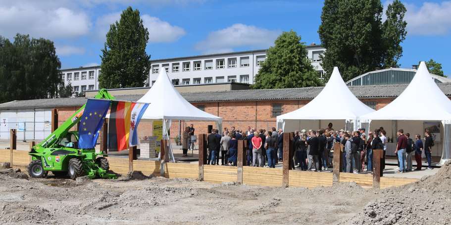 Flagge zeigen: EU, Bund und Land finanzieren dieses Bauprojekt. © 2026 Christian Hoffmann (SBL-MV / Ministerium für Finanzen und Digitalisierung MV)