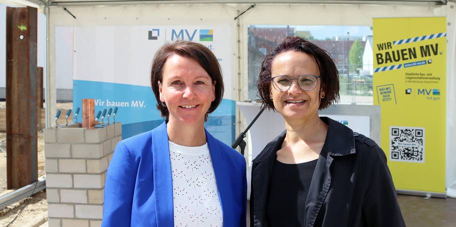 Starkes Team: Projektleiterin Anja Niemann und Dezernentin Jeannette Venohr, im SBL Schwerin verantwortlich für das Bauprojekt. © 2026 Christian Hoffmann (SBL-MV / Ministerium für Finanzen und Digitalisierung MV)
