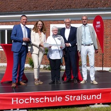 Traditionell zur Feierlichen Eröffnung wurde der symbolische Schlüssel an den Nutzer übergeben, v.l.n.r.: Rektor HOST Prof. Dr. Ralph Sonntag, Ministerin Bettina Martin, Bibliotheksleiterin Andrea Glöckner, Abteilungsleiter Staatshochbau und Liegenschafte © 2026 SBL Greifswald