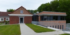 Blick von Süden auf die fertig gestellte Hochschulbibliothek - links der sanierte und modernisierte Altbau, rechts der moderne Neubau © 2026 SBL Greifswald