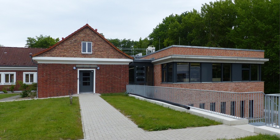 Blick von Süden auf die fertig gestellte Hochschulbibliothek - links der sanierte und modernisierte Altbau, rechts der moderne Neubau © 2026 SBL Greifswald