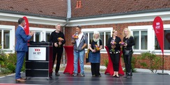 Blumen des Rektors für die Architekten, den Bauleiter und die Projektverantwortlichen des SBL Greifswald, v.l.n.r.: Rektor Prof. Dr. Ralph Sonntag, Architekt Wolfgang Warnkross, Architektin Sandra Hütter und Bauleiter Hagen Becker vom beauftragten Archite © 2026 SBL Greifswald