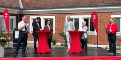 Podiumsgespräch: die Moderatoren Prof. Dr.-Ing. Jens Ladisch, Prorektor für Forschung und Entwicklung (links) und Greta-Estelle Kösterke, Co-Vorsitzende des AStA (rechts) im Gespräch mit Adrian Stahl, Dezernent Zentrale Dienste und Liegenschaften HOST, Di © 2026 Stefan Wenzl (Ministerium für Finanzen und Digitalisierung Mecklenburg-Vorpommern)