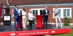 Traditionell zur Feierlichen Eröffnung wurde der symbolische Schlüssel an den Nutzer übergeben, v.l.n.r.: Rektor HOST Prof. Dr. Ralph Sonntag, Ministerin Bettina Martin, Bibliotheksleiterin Andrea Glöckner, Abteilungsleiter Staatshochbau und Liegenschafte © 2026 SBL Greifswald
