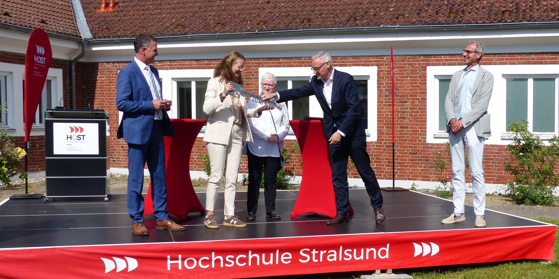 Traditionell zur Feierlichen Eröffnung wurde der symbolische Schlüssel an den Nutzer übergeben, v.l.n.r.: Rektor HOST Prof. Dr. Ralph Sonntag, Ministerin Bettina Martin, Bibliotheksleiterin Andrea Glöckner, Abteilungsleiter Staatshochbau, Liegenschaften, © 2026 SBL Greifswald