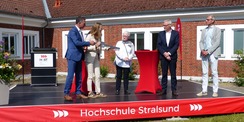 Traditionell zur Feierlichen Eröffnung wurde der symbolische Schlüssel an den Nutzer übergeben, v.l.n.r.: Rektor HOST Prof. Dr. Ralph Sonntag, Ministerin Bettina Martin, Bibliotheksleiterin Andrea Glöckner, Abteilungsleiter Staatshochbau und Liegenschafte © 2026 SBL Greifswald