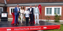 Traditionell zur Feierlichen Eröffnung wurde der symbolische Schlüssel an den Nutzer übergeben, v.l.n.r.: Rektor HOST Prof. Dr. Ralph Sonntag, Ministerin Bettina Martin, Bibliotheksleiterin Andrea Glöckner, Abteilungsleiter Staatshochbau und Liegenschafte © 2026 SBL Greifswald