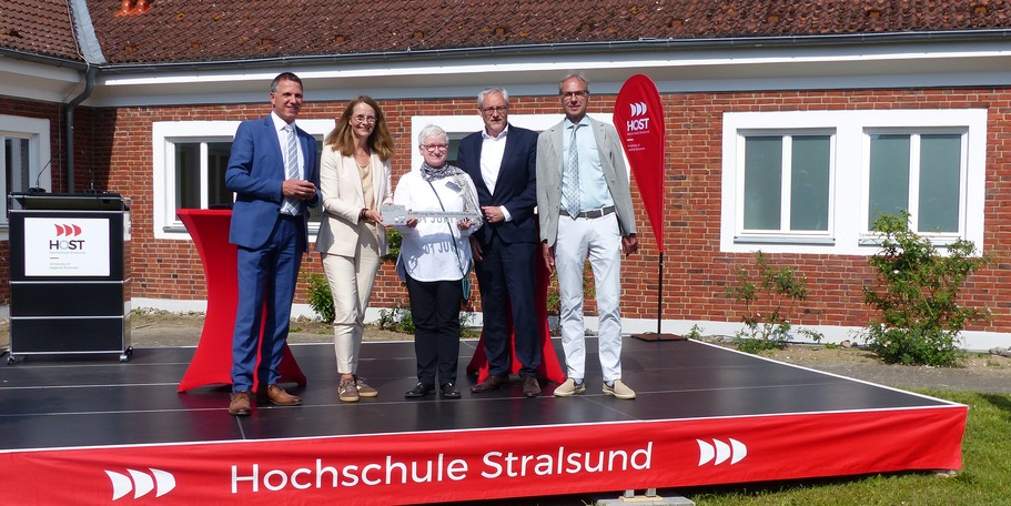 Traditionell zur Feierlichen Eröffnung wurde der symbolische Schlüssel an den Nutzer übergeben, v.l.n.r.: Rektor HOST Prof. Dr. Ralph Sonntag, Ministerin Bettina Martin, Bibliotheksleiterin Andrea Glöckner, Abteilungsleiter Staatshochbau und Liegenschafte © 2026 SBL Greifswald