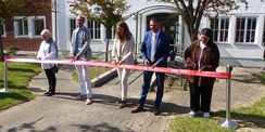 Feierlicher Banddurchschnitt vor dem Haupteingang der Hochschulbibliothek, v.l.n.r.: Bibliotheksleiterin Andrea Glöckner, Amtsleiter SBL Greifswald Stephan Aufdermauer, Ministerin Bettina Martin, Rektor Prof. Dr. Ralph Sonntag und Diana Galieva als Vertre © 2026 SBL Greifswald