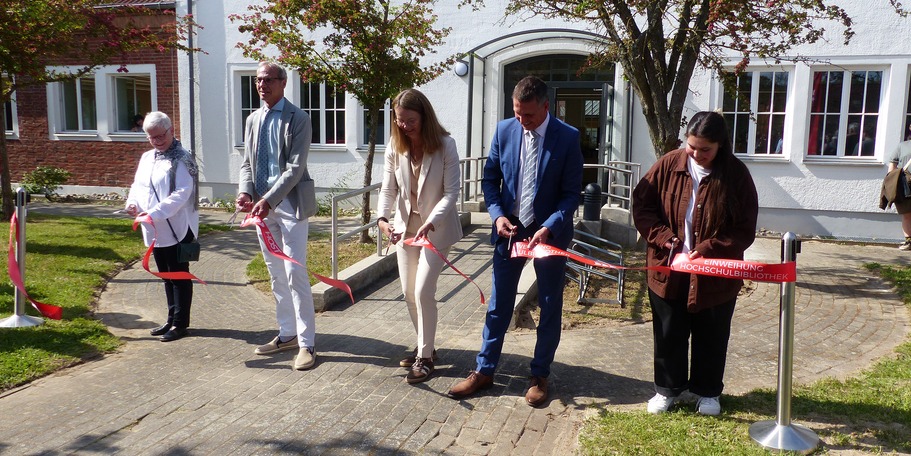 Feierlicher Banddurchschnitt vor dem Haupteingang der Hochschulbibliothek, v.l.n.r.: Bibliotheksleiterin Andrea Glöckner, Amtsleiter SBL Greifswald Stephan Aufdermauer, Ministerin Bettina Martin, Rektor Prof. Dr. Ralph Sonntag und Diana Galieva als Vertre © 2026 SBL Greifswald