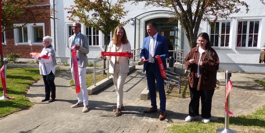 Nach dem Banddurchschnitt stand dem Feierlichen Zugang zur Bibliothek nichts mehr im Wege © 2026 SBL Greifswald