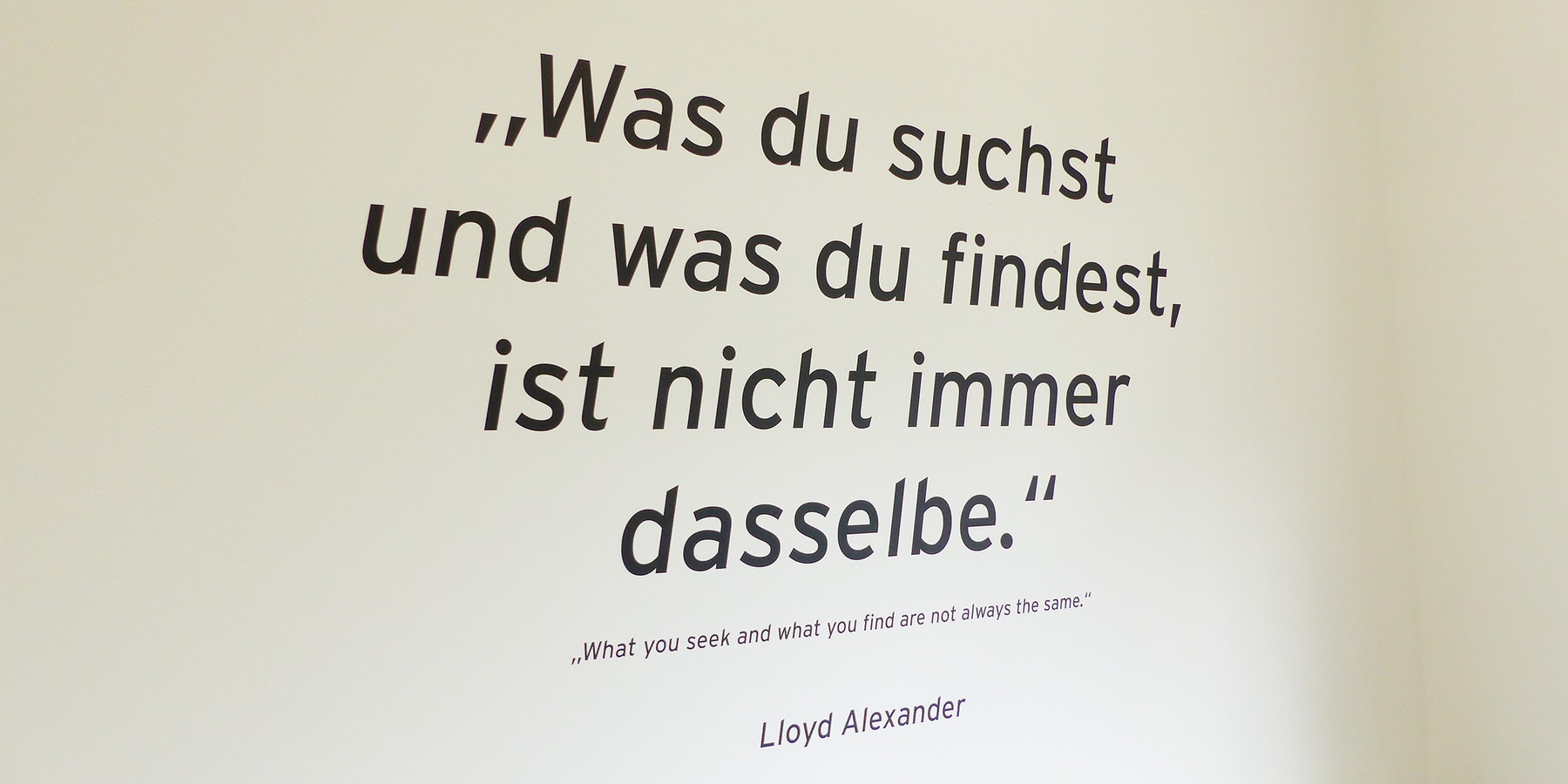 Wandgestaltung im Eingangsfoyer - Spruch des amerikanischen Schriftstellers Lloyd Alexander © 2026 SBL Greifswald
