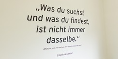 Wandgestaltung im Eingangsfoyer - Spruch des amerikanischen Schriftstellers Lloyd Alexander © 2026 SBL Greifswald