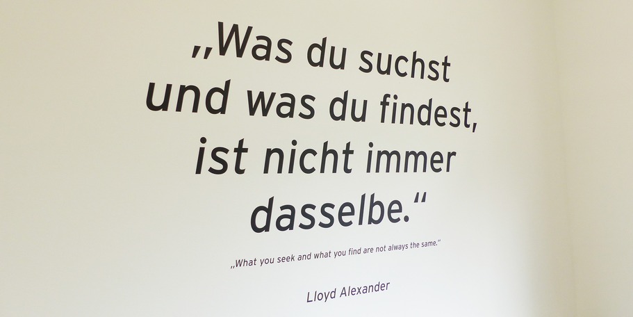 Wandgestaltung im Eingangsfoyer - Spruch des amerikanischen Schriftstellers Lloyd Alexander © 2026 SBL Greifswald