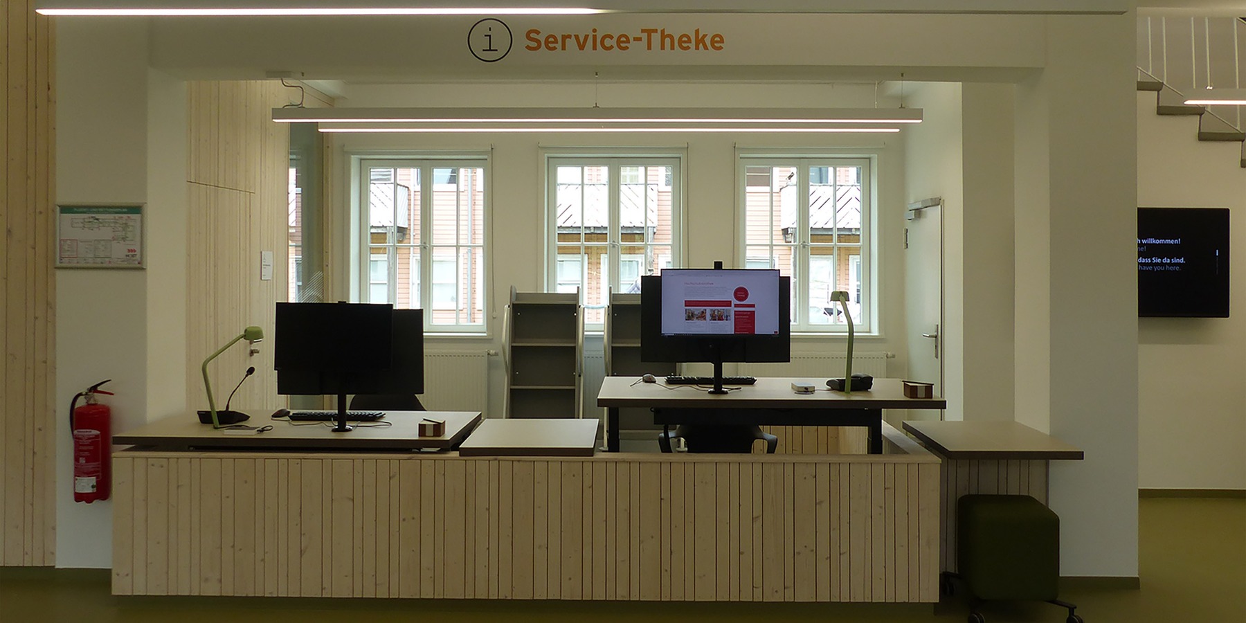 Eingangsbereich im Altbau mit Information und Service-Theke © 2026 SBL Greifswald
