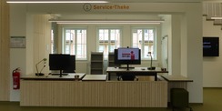 Eingangsbereich im Altbau mit Information und Service-Theke © 2026 SBL Greifswald