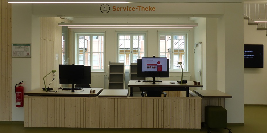 Eingangsbereich im Altbau mit Information und Service-Theke © 2026 SBL Greifswald