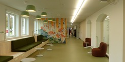 Flurbereich im Altbau mit  Lese-Bank  und Sesseln, die zu Aufenthalt, Treff und Kommunikation einladen © 2026 SBL Greifswald