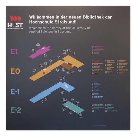 Orientierungstafel im Eingangsbereich - Bestandteil eines modernen, farbigen und im ganzen Haus durchgängig angebrachten Beschilderungs- und Orientierungssystems © 2026 SBL Greifswald